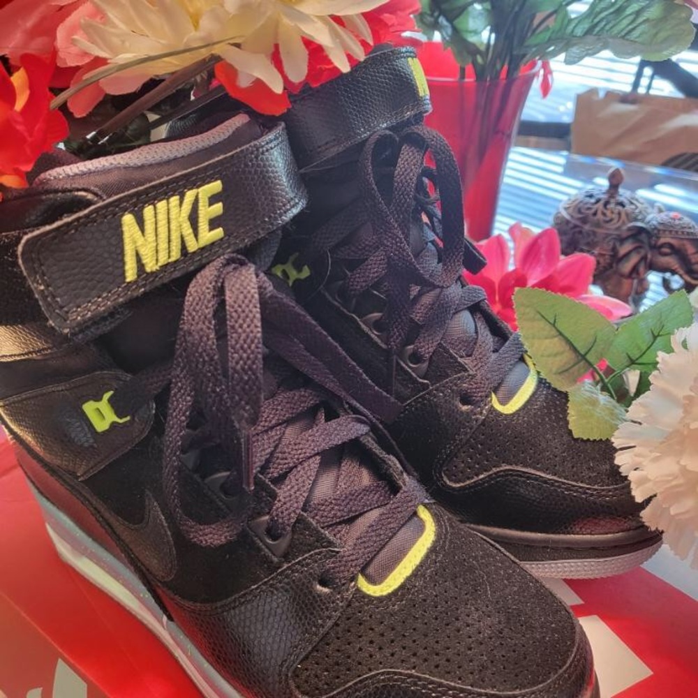 Nike Women’s Sneakers - Picture 5 of 8